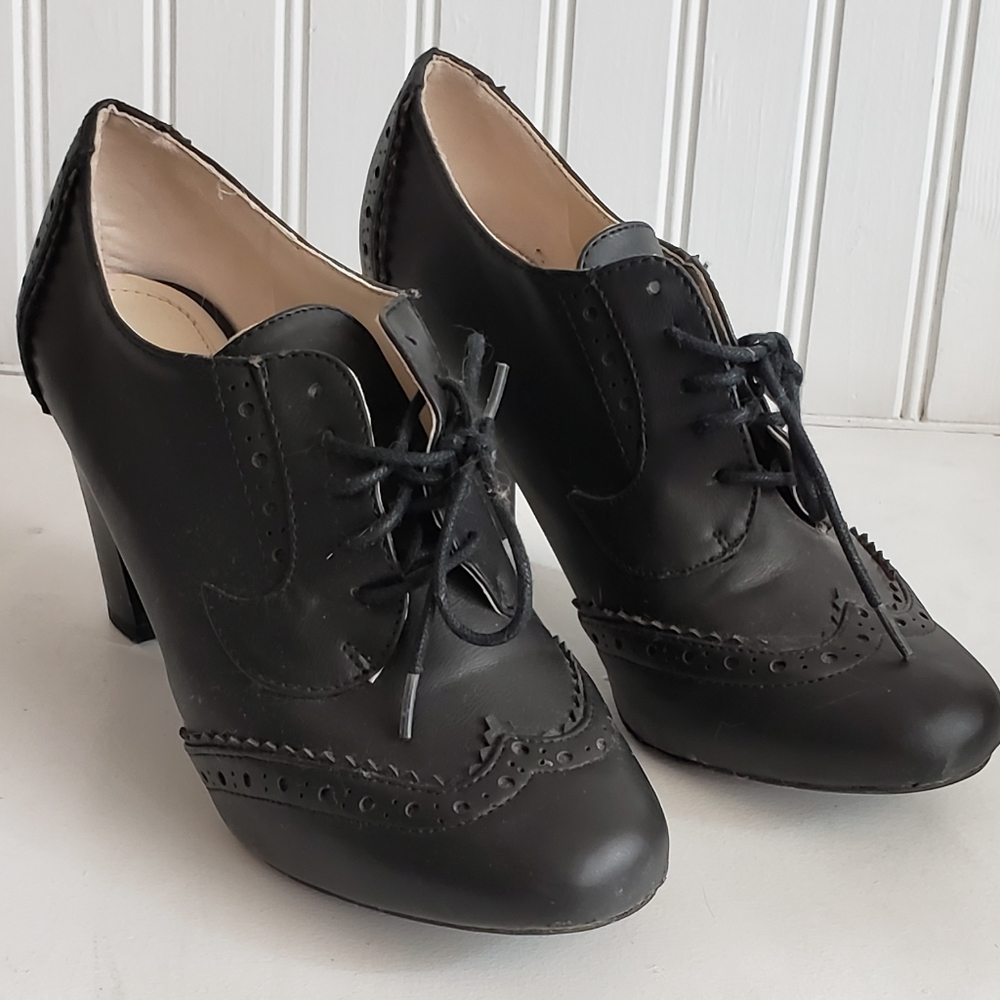 Adorable black spectator heel booties.